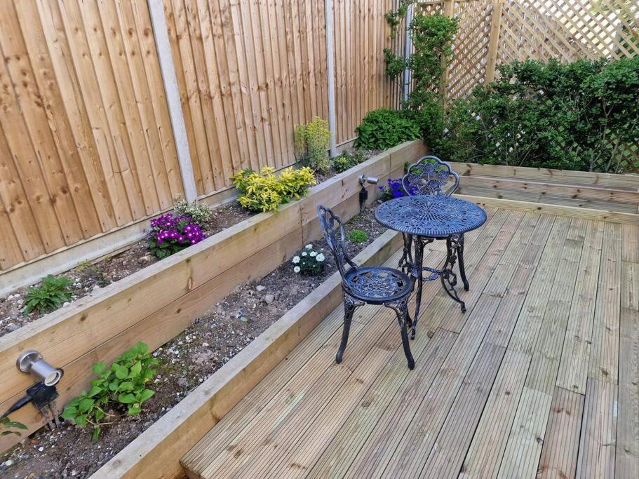 Two-Bedroom Cosy Country Lodge With Private Patio Greenhithe Exterior foto