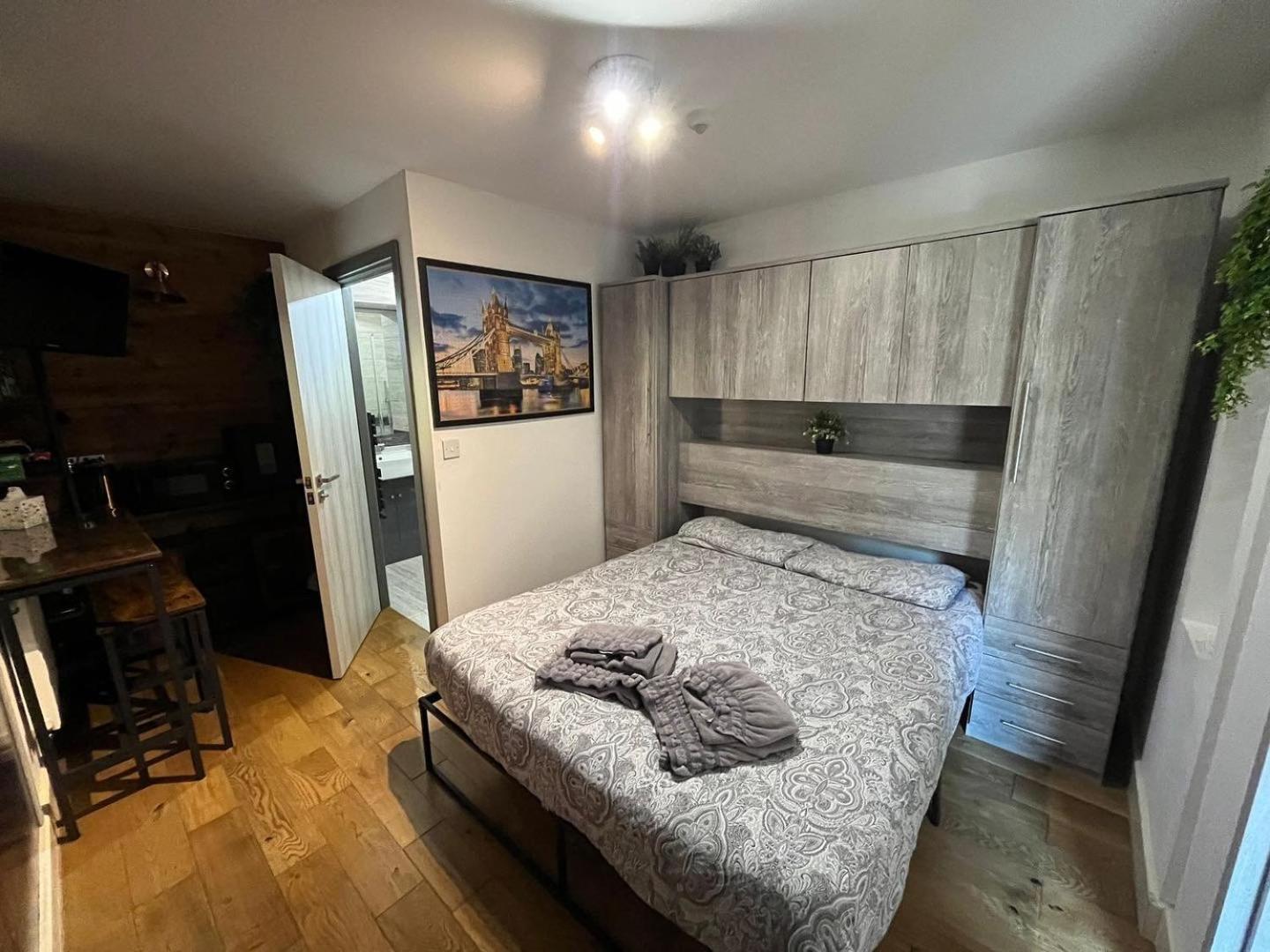 Two-Bedroom Cosy Country Lodge With Private Patio Greenhithe Exterior foto